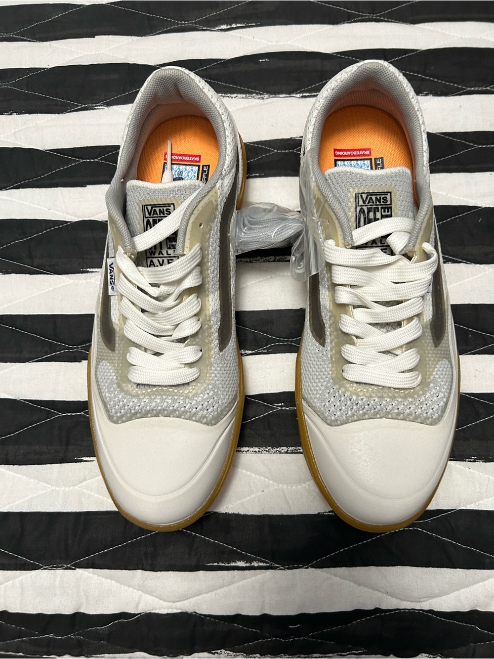 NWOT Vans men’s size 7 white, Silver and Gum Low-Top Sneakers